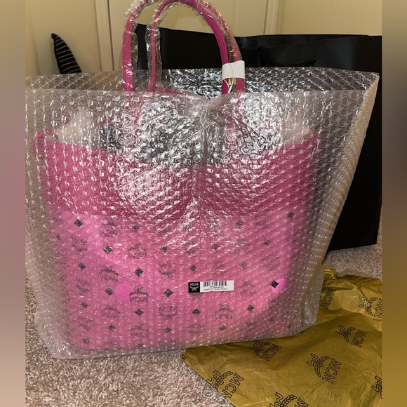 MCM Aren Shopper Medium Tote with Detachable Clutch NWT Pink and Black authentic - Picture 11 of 11